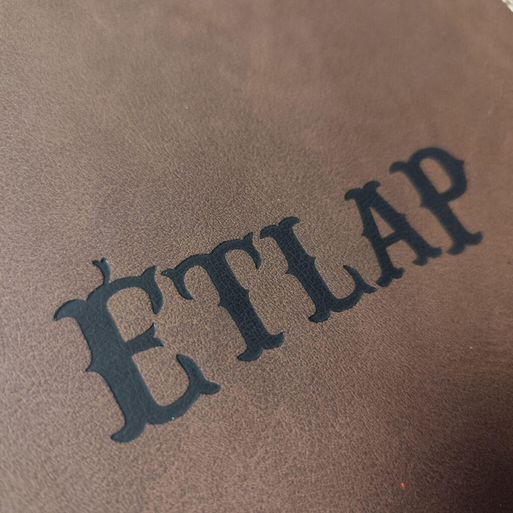 Étlaptartó logózás prégeléssel